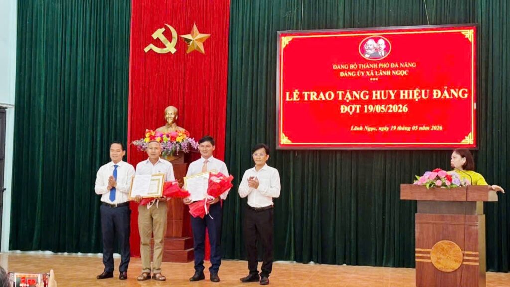 Trao huy hieu Dang 20 05 26 4 1779243689