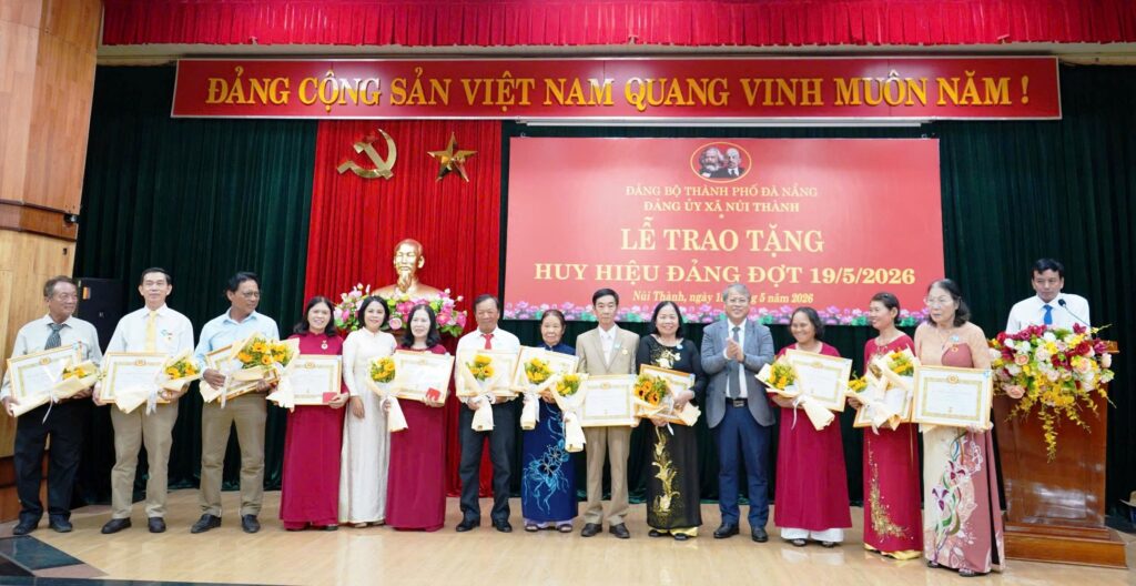 Trao huy hieu Dang 20 05 26 5 1779243684