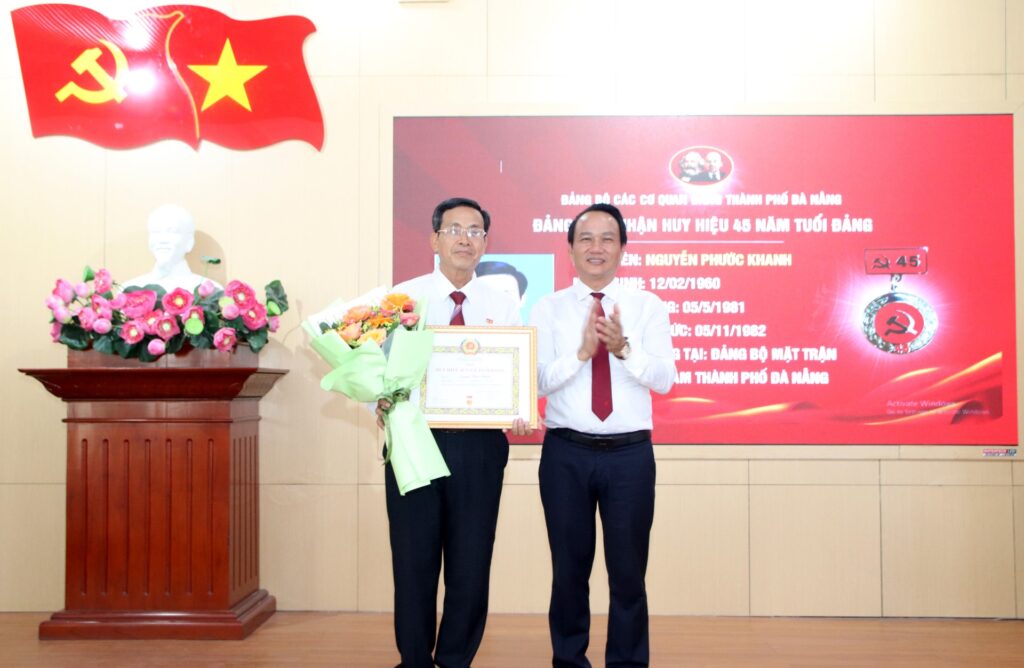 Trao huy hieu dang 5 2026 1779158156