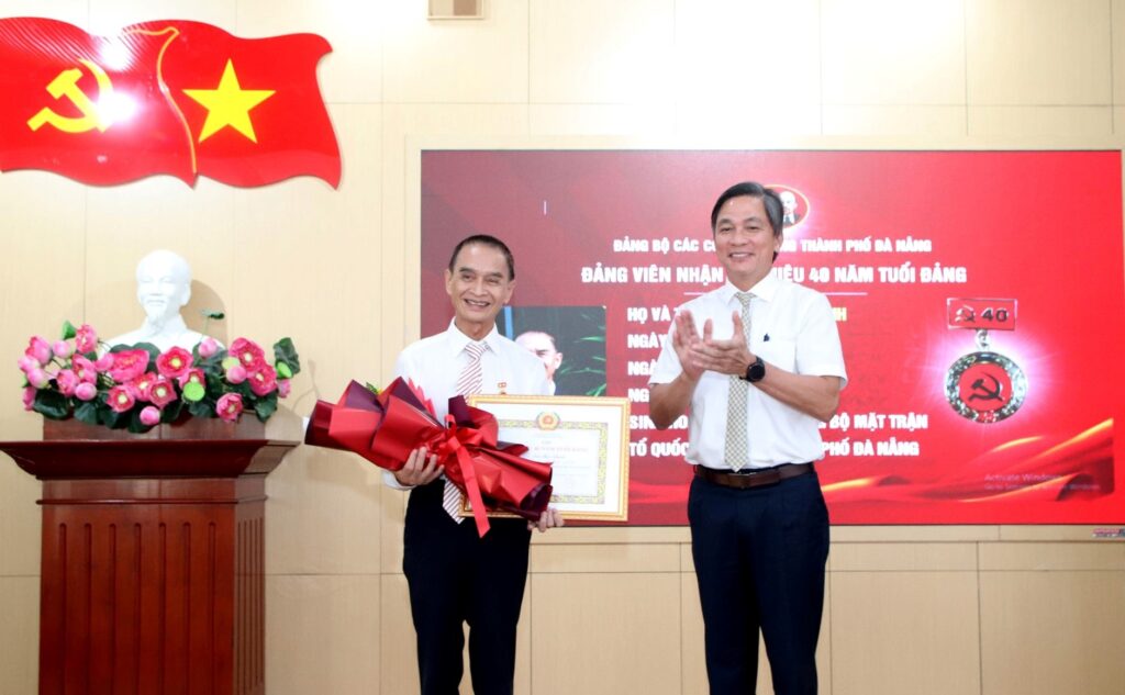 Trao huy hieu dang 5 2026 1 1779158153