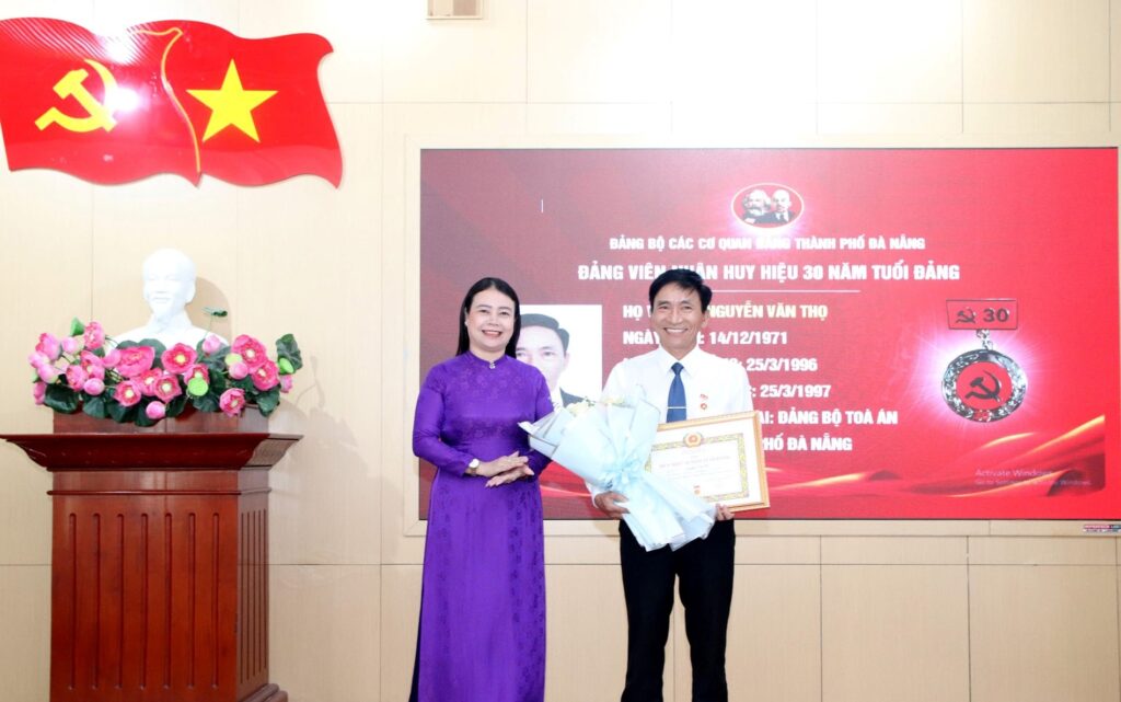 Trao huy hieu dang 5 2026 2 1779158150