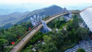 potal-khach-du-lich-hao-hung-check-in-ba-na-hills-duoc-trang-hoang-ruc-ro-co-to-quoc-7568622