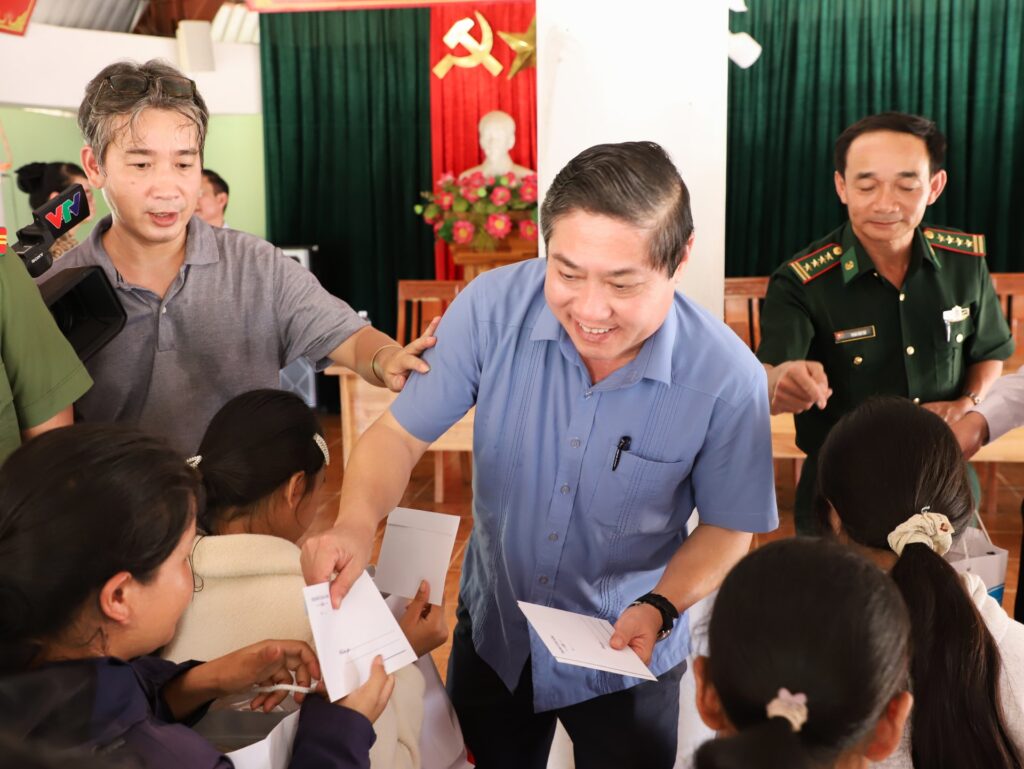 Lam viec cac xa bien gioi phia Tay 2026 7 1780453968