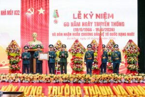 Nha may A32 don nhan huan chuong bao ve to quoc hang nhat