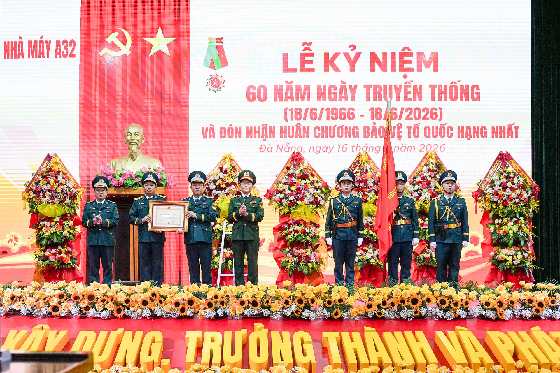Nha may A32 don nhan huan chuong bao ve to quoc hang nhat 1781665915
