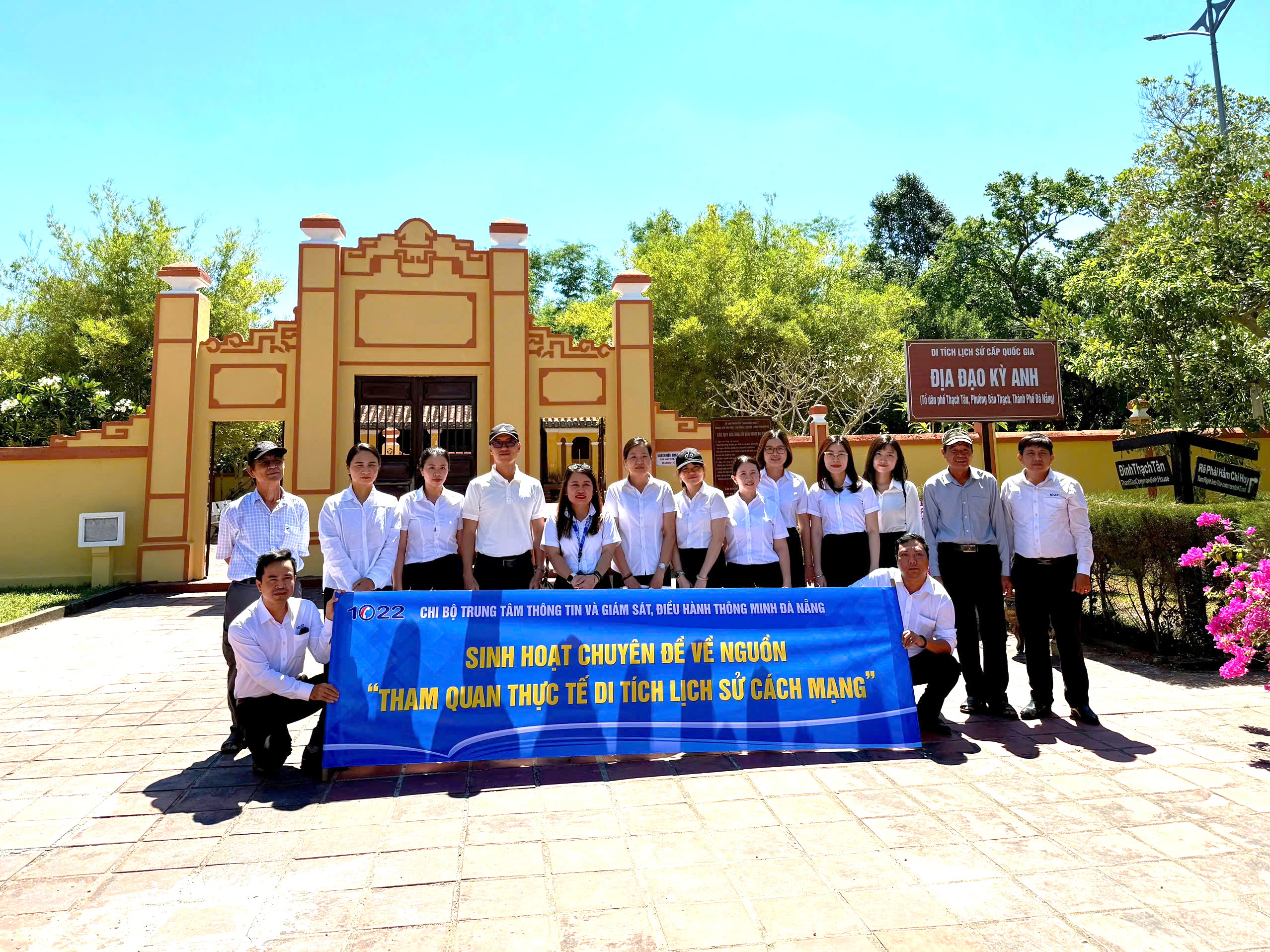 Chi bộ Trung tâm Thông tin và giám sát, điều hành thông minh Đà Nẵng tổ chức sinh hoạt chuyên đề tại Di tích lịch sử quốc gia Địa đạo Kỳ Anh