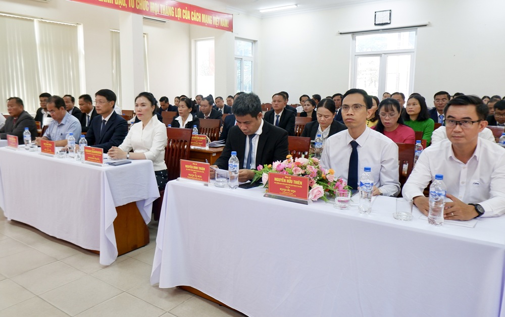Trung cap ly luan chinh tri cho Trung Nam Lao 1782787868