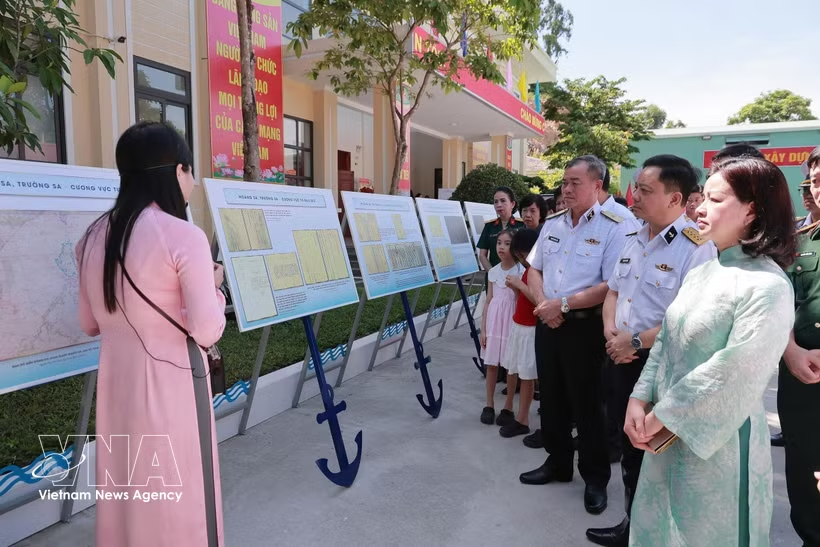 archival exhibition on hoang sa truong sa opens in da nang 1781583782