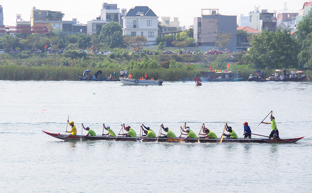 doi-que-phu-doat-giai-nhat-dua-thuyen-truyen-thong-quan-cam-le-mo-rong-nam-2024-03