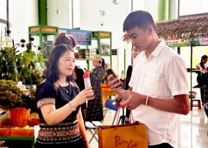 khach-hang-quet-ma-qr-thanh-toan-tai-phien-cho-sam-ngoc-linh