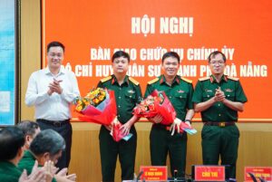 Ban giao chuc vu chinh uy BCH Quan su 2026