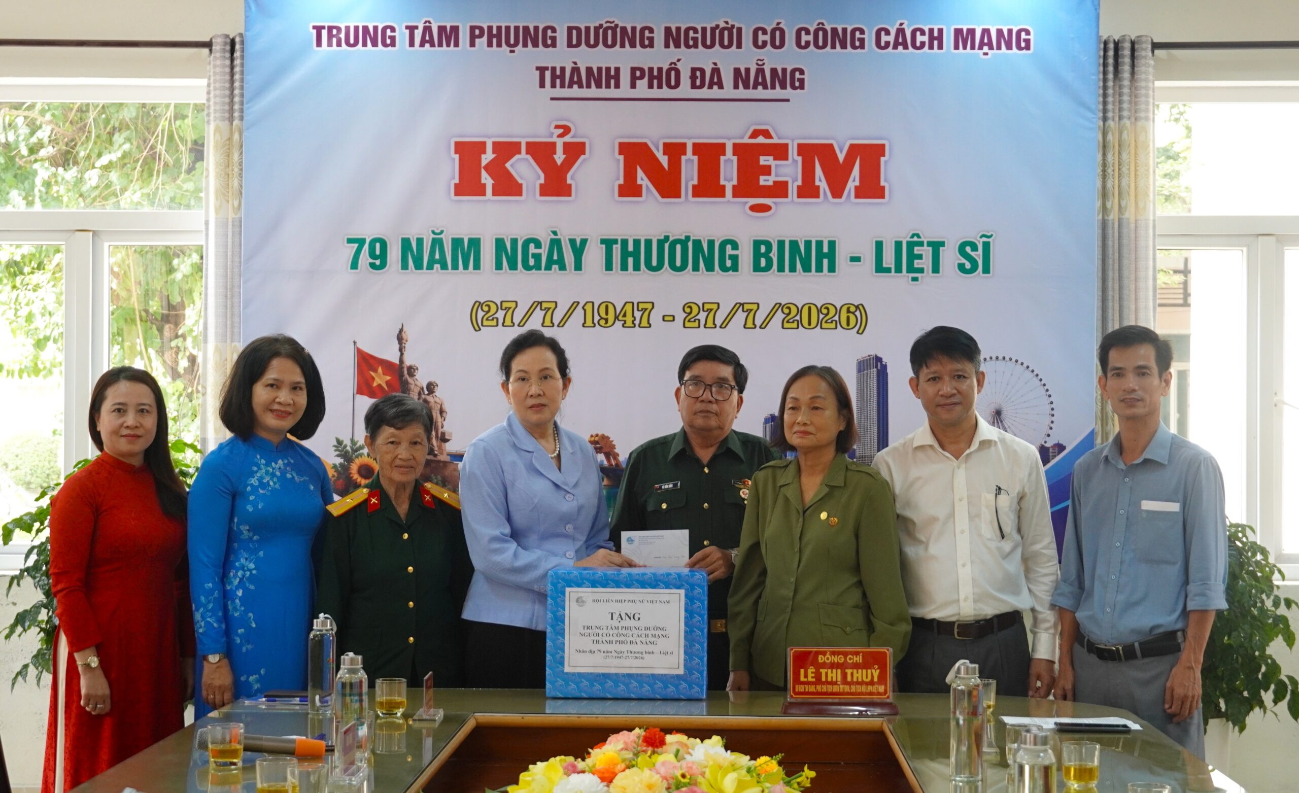 Chu tich Hoi lienhiep phu nu tang qua nguoi co cong 1784515281 scaled
