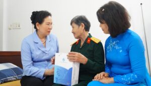 Chu tich Hoi lienhiep phu nu tang qua nguoi co cong_1