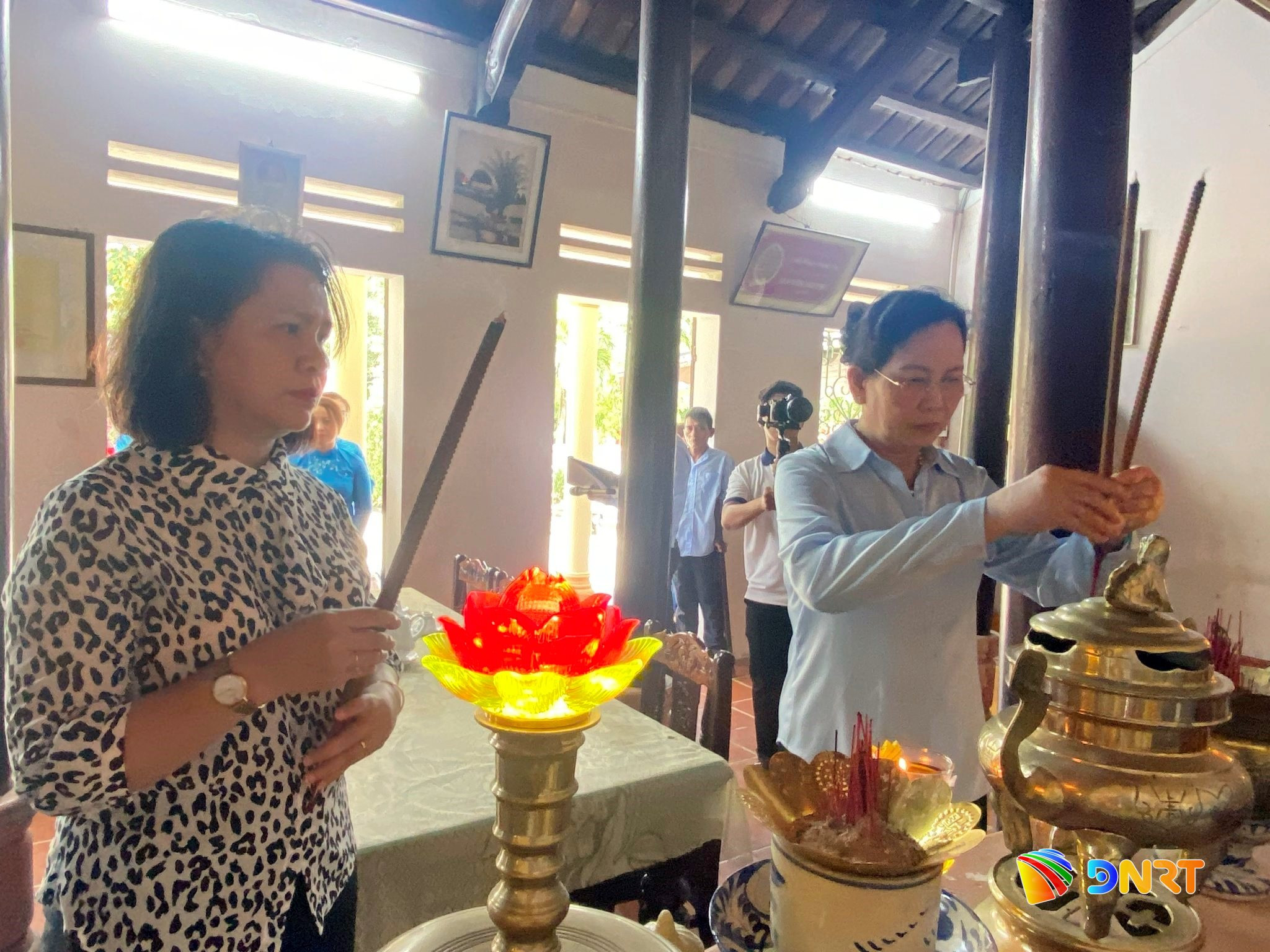 Chu tich Hoi lienhiep phu nu tang qua nguoi co cong 2 1784515414