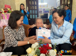 Chu tich Hoi lienhiep phu nu tang qua nguoi co cong_3