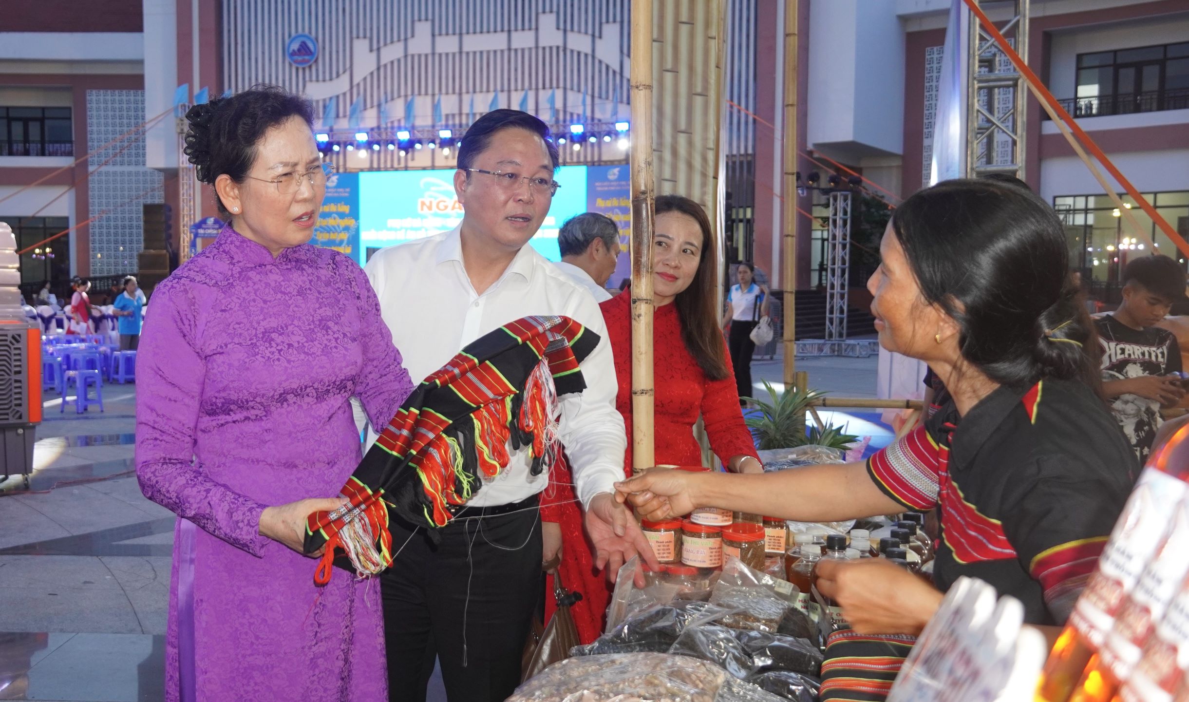 Chu tich Hoi lienhiep phu nu tang qua nguoi co cong 4 1784515402