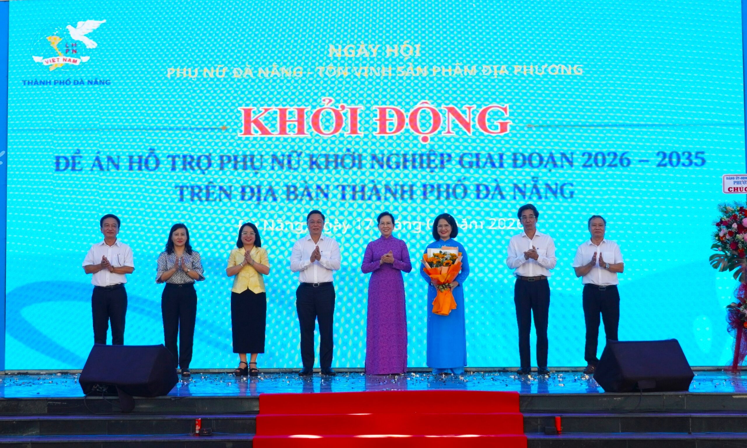 Chu tich Hoi lienhiep phu nu tang qua nguoi co cong 5 1784515395 scaled
