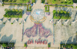 Chu tich Hoi lienhiep phu nu tang qua nguoi co cong_7