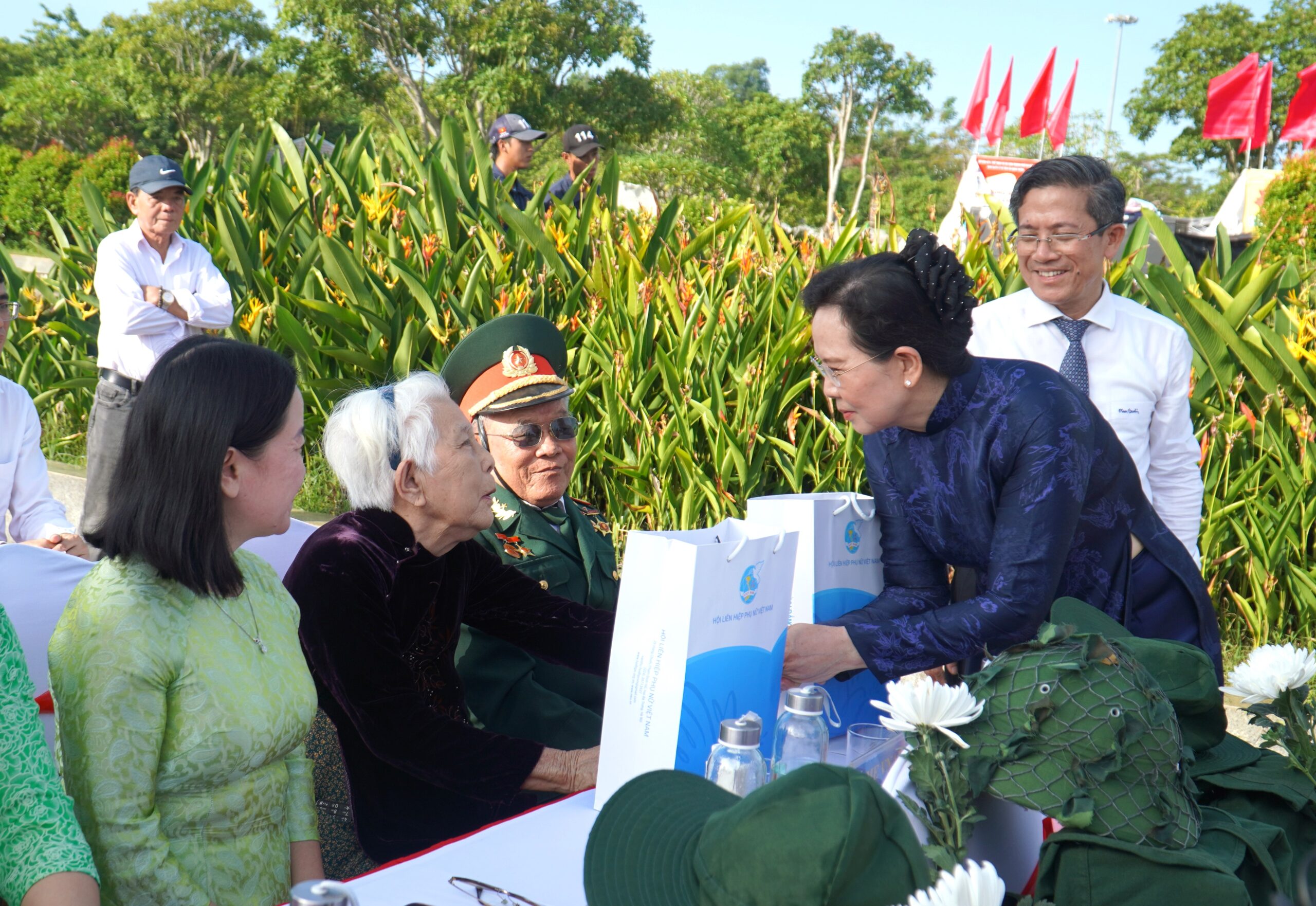 Chu tich Hoi lienhiep phu nu tang qua nguoi co cong 8 1784515719 scaled