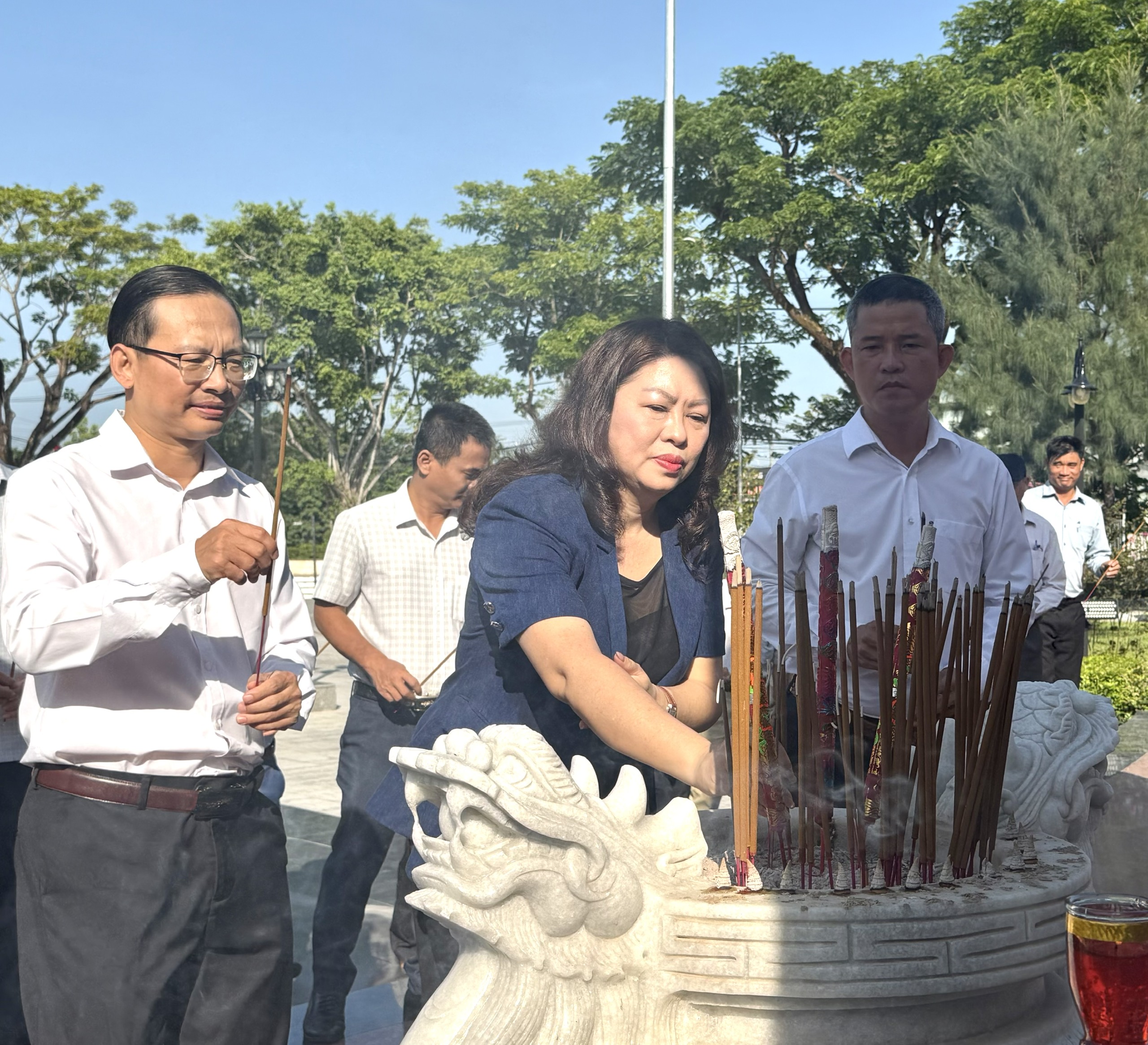 Dang huong tuong dai chien thang Mau Than 1784691005