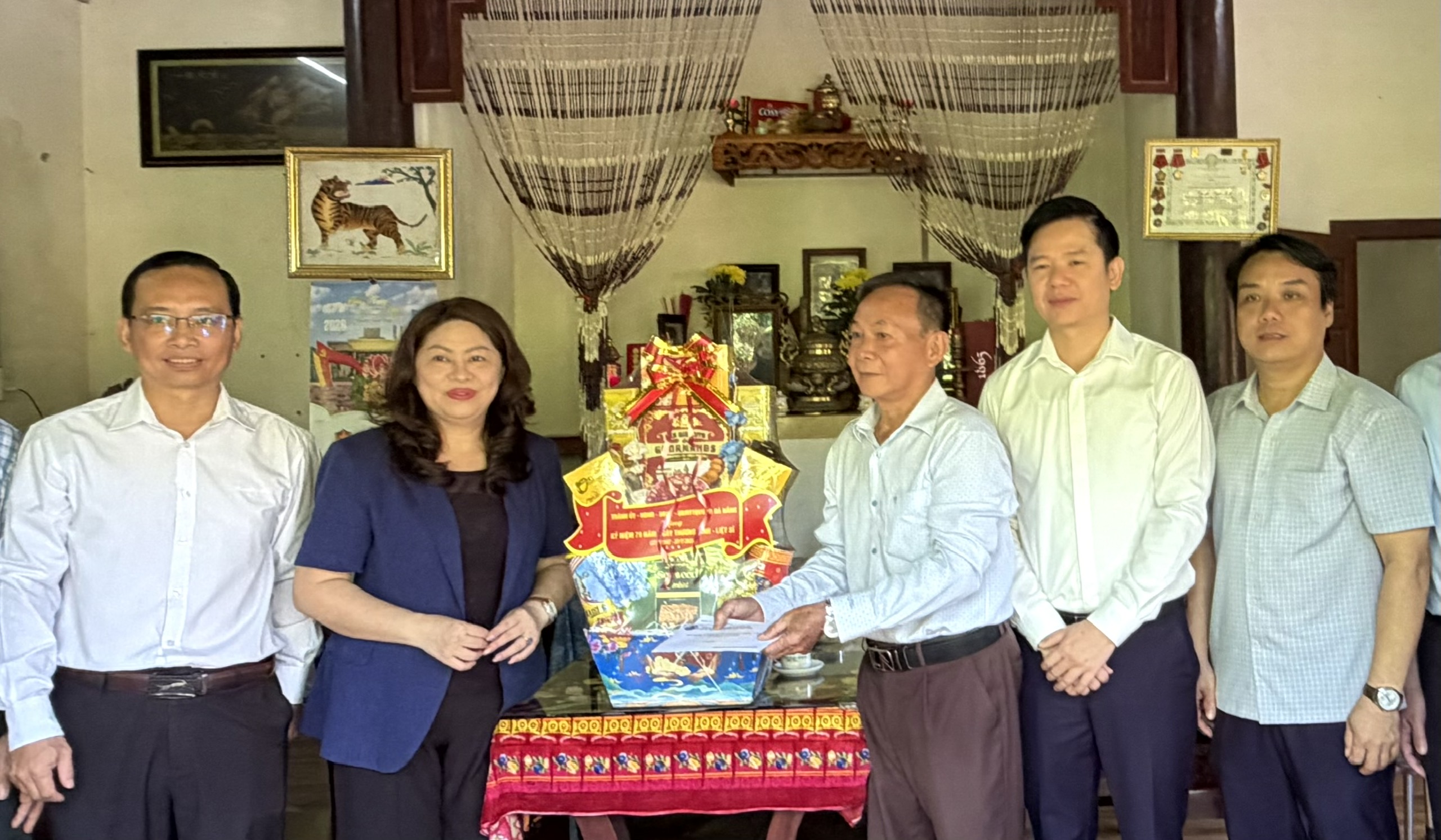 Dang huong tuong dai chien thang Mau Than 1 1784690999