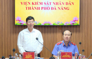Lam viec voi Dang uy Vien kiem sat