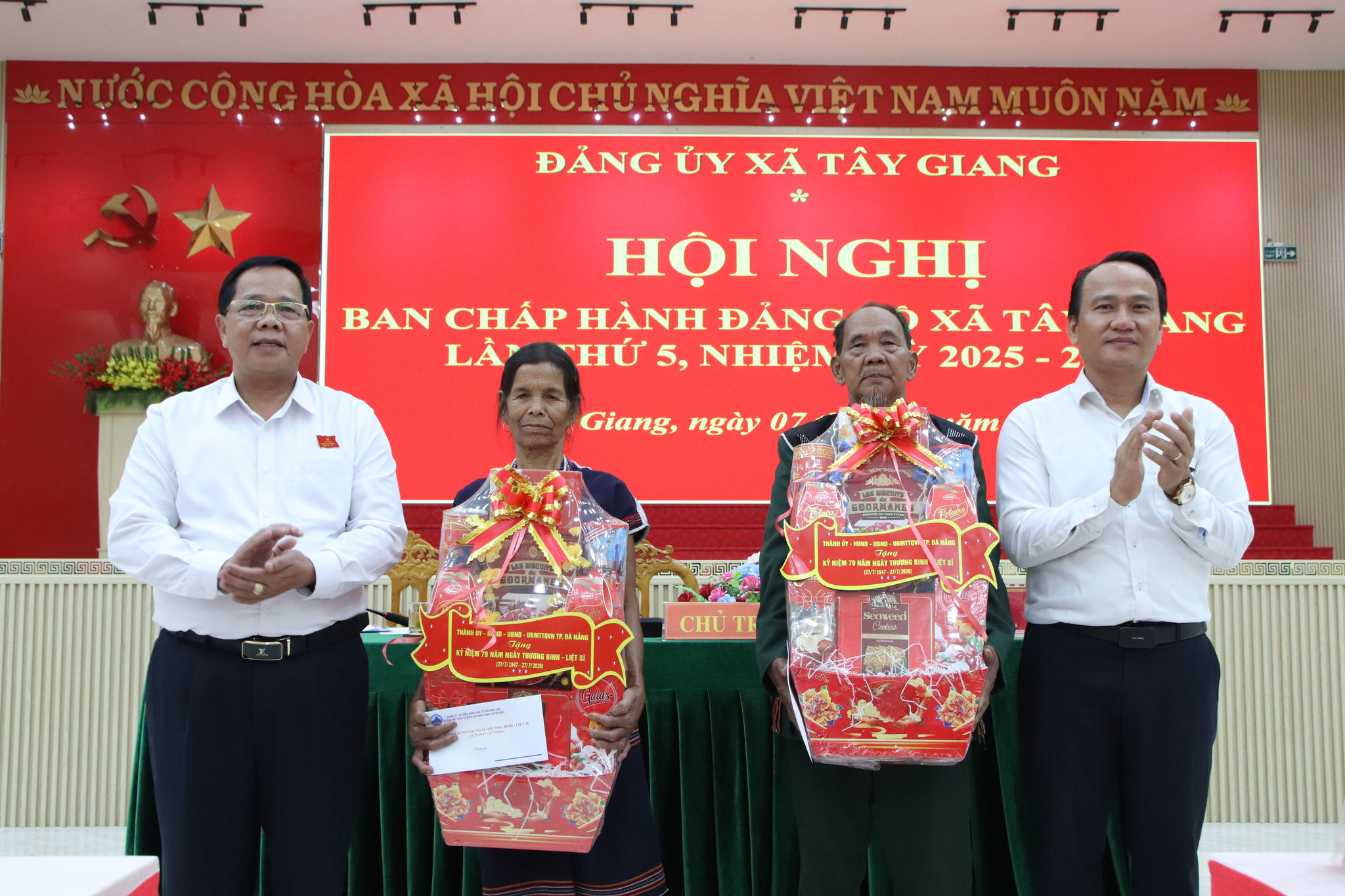 Lam viec voi Tay Giang 7 26 2 1783483965