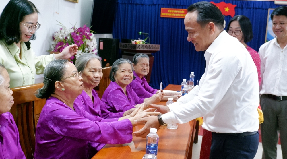 Tang qua gia dinh chinh sach 27 7 26 22 1784776075