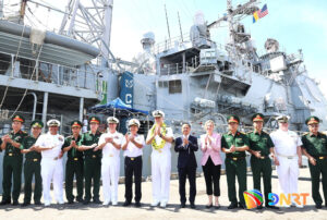 Tau san bay USS George Washington den Da Nang