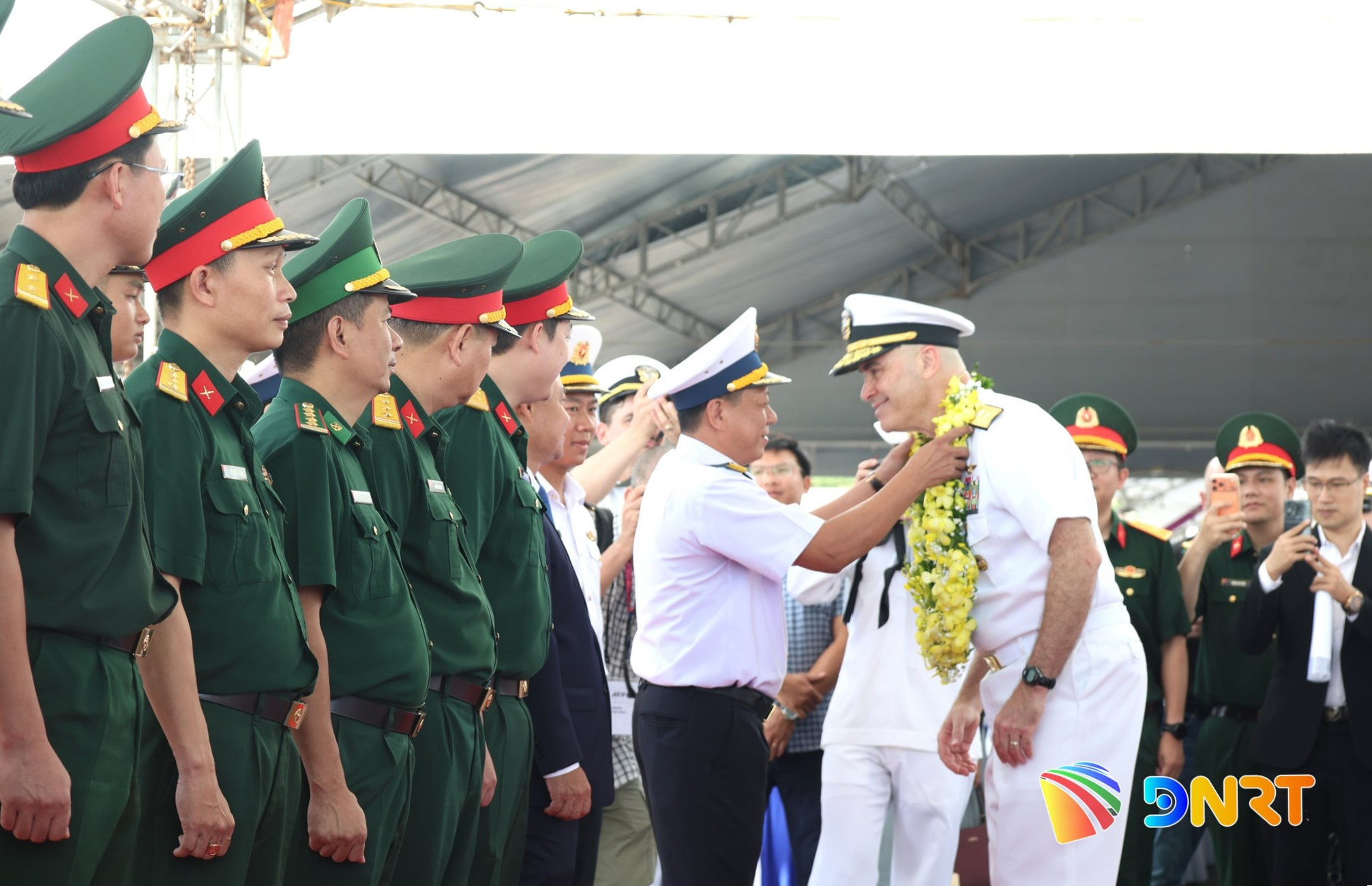 Tau san bay USS George Washington den Da Nang 1 1785466593