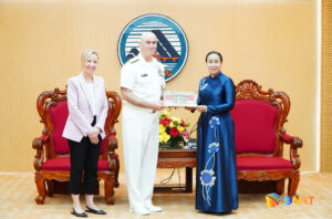 Tau san bay USS George Washington den Da Nang_2