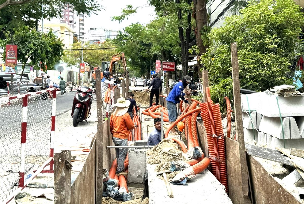 Thi cong duong Le Loi 1784601365