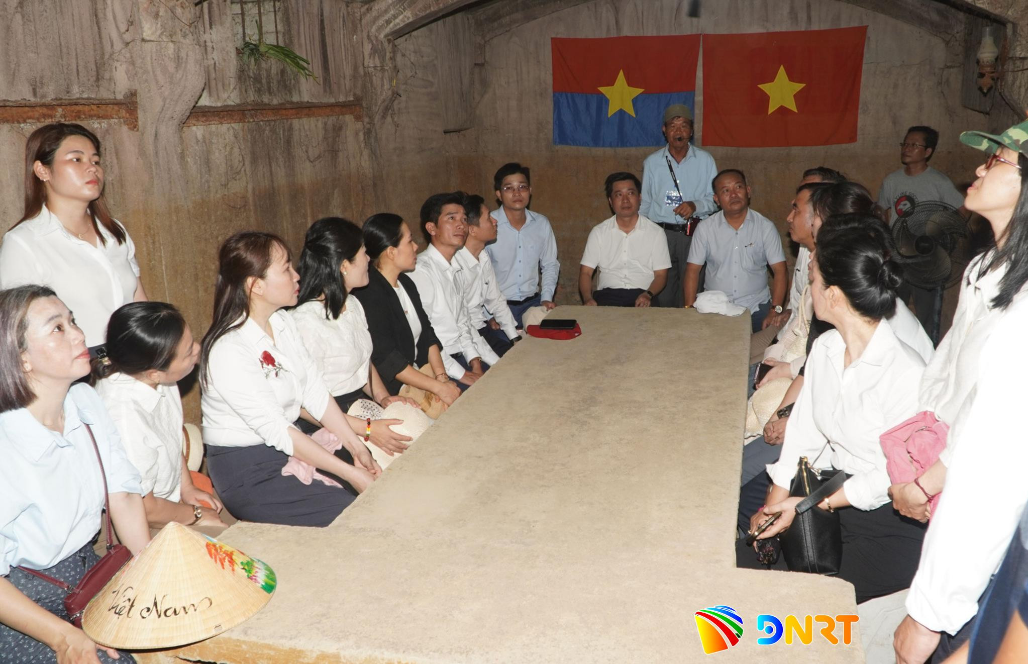 chi bo van phong hdnd ubnd phuong hoa khanh tham quan dia dao ky anh 1785393539