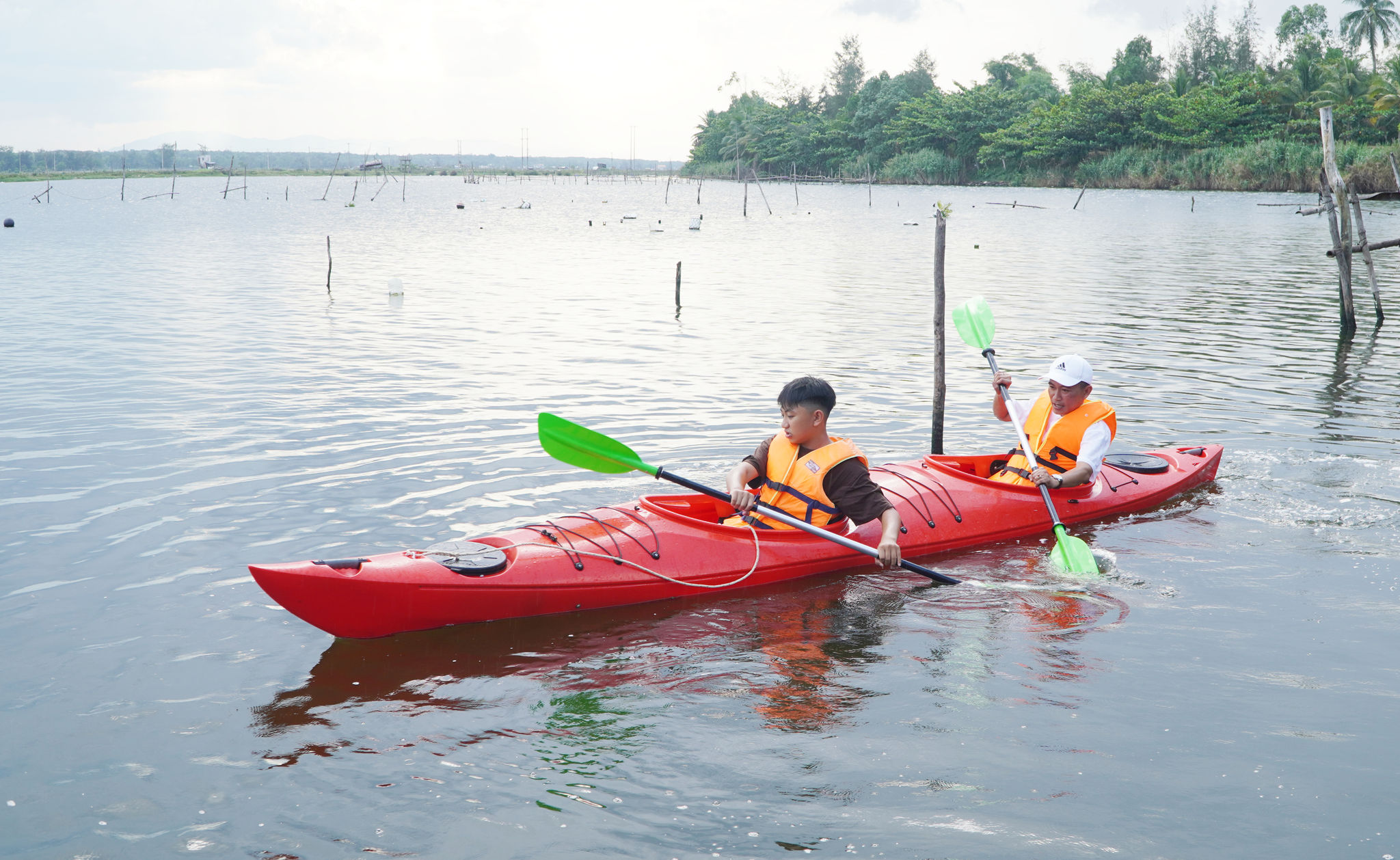 du khach trai nghiem cheo thuyen kayak tren song truong giang 1782975577