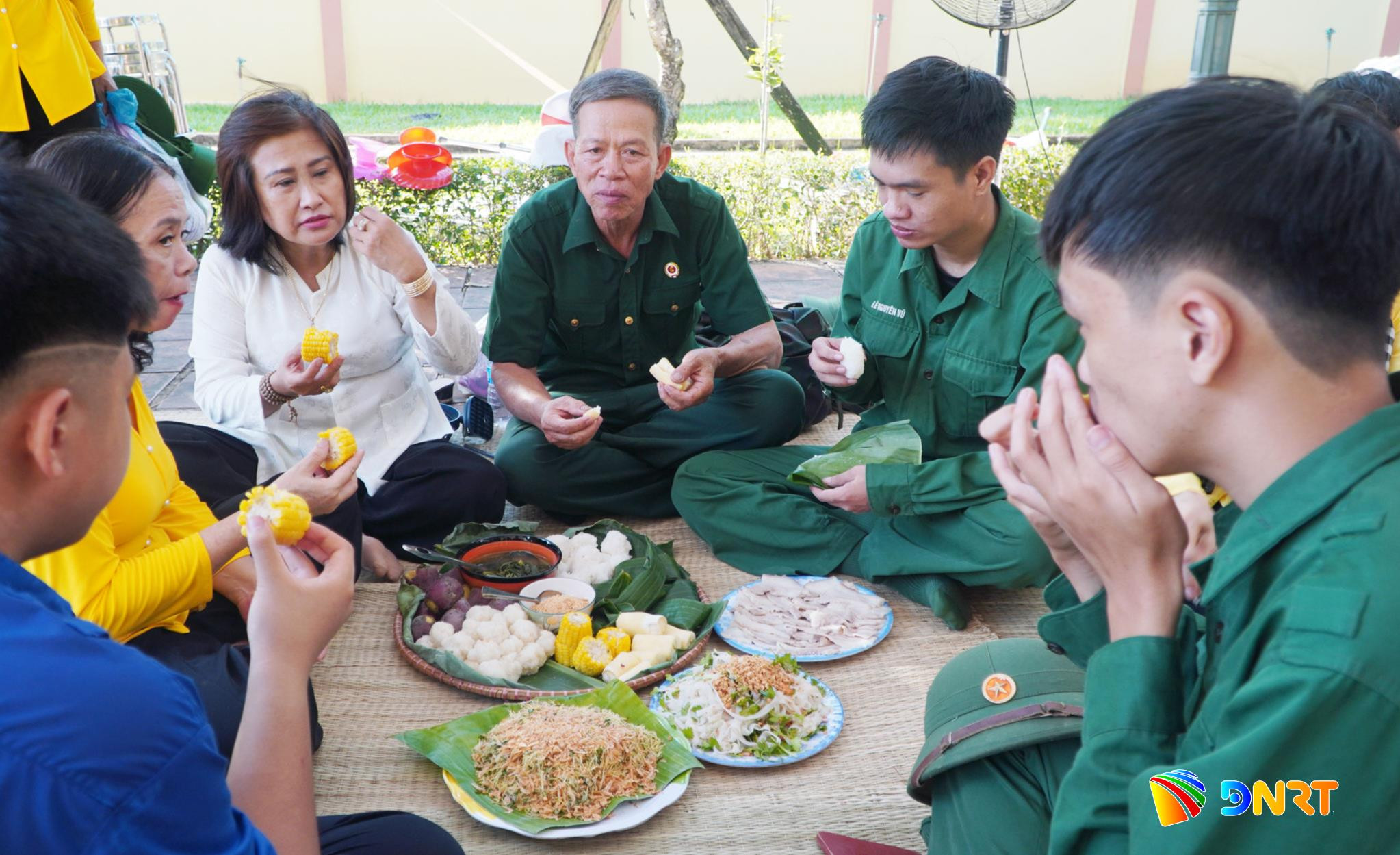 nguoi dan va du khach trai nghiem bua com chien si 1785393496