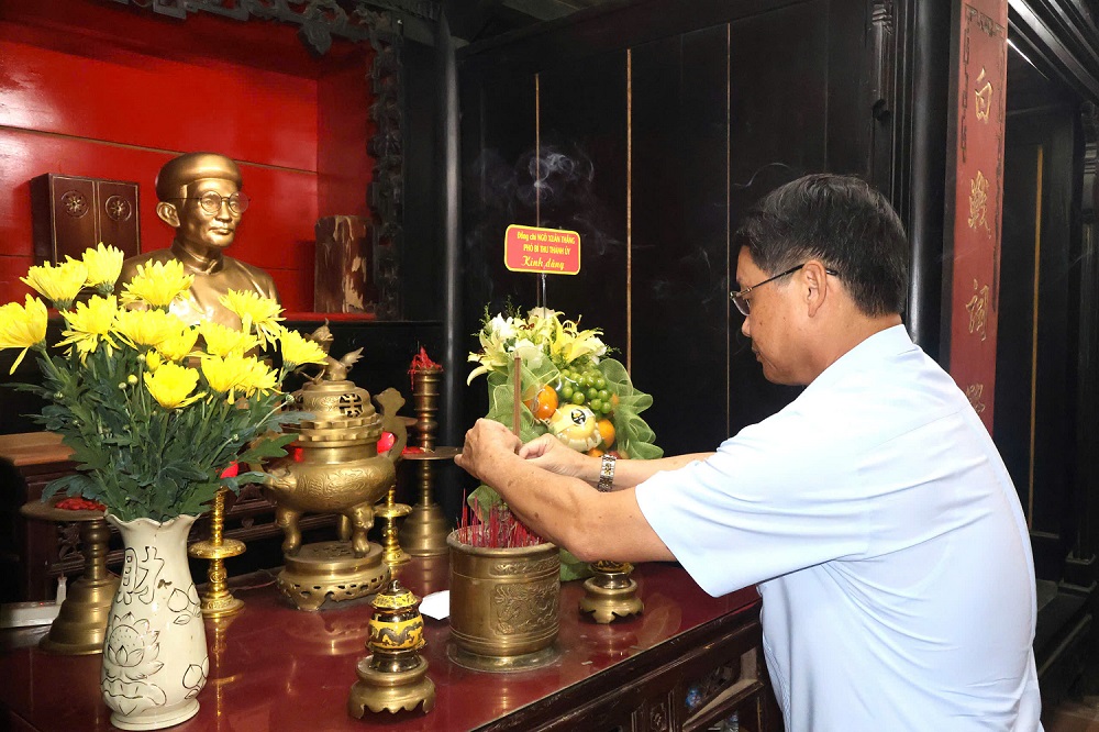 Dang huong tuong niem cu Huynh Thuc Khang 1787111058
