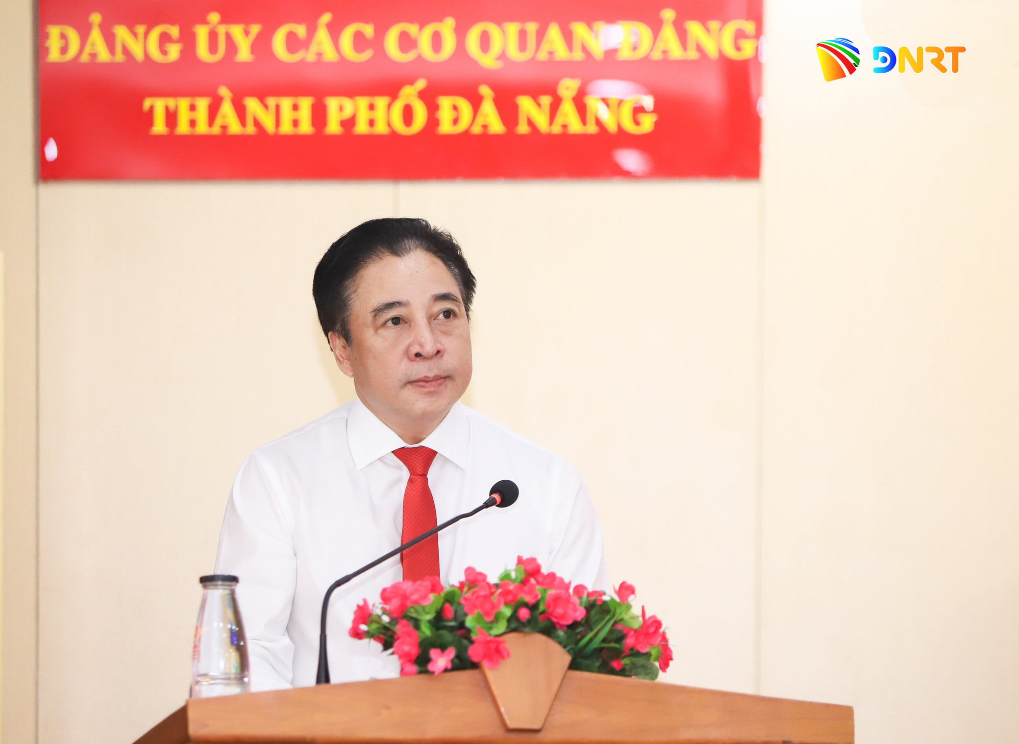 Dang uy cac co quan Dang trao huy hieu Dang 2 9 2026 1787884950