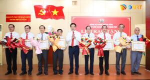 Dang uy cac co quan Dang trao huy hieu Dang 2-9-2026_1