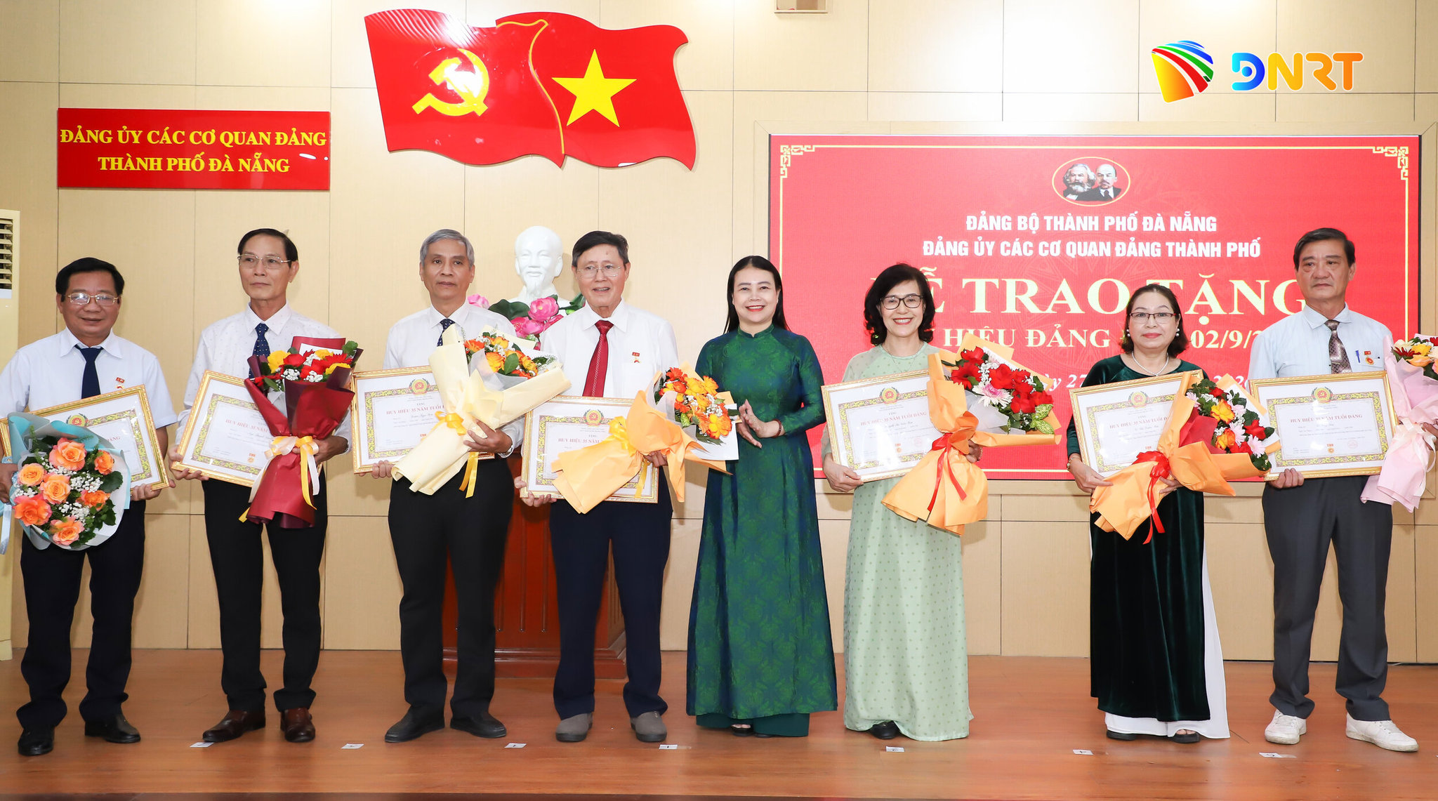 Dang uy cac co quan Dang trao huy hieu Dang 2 9 2026 3 1787884938