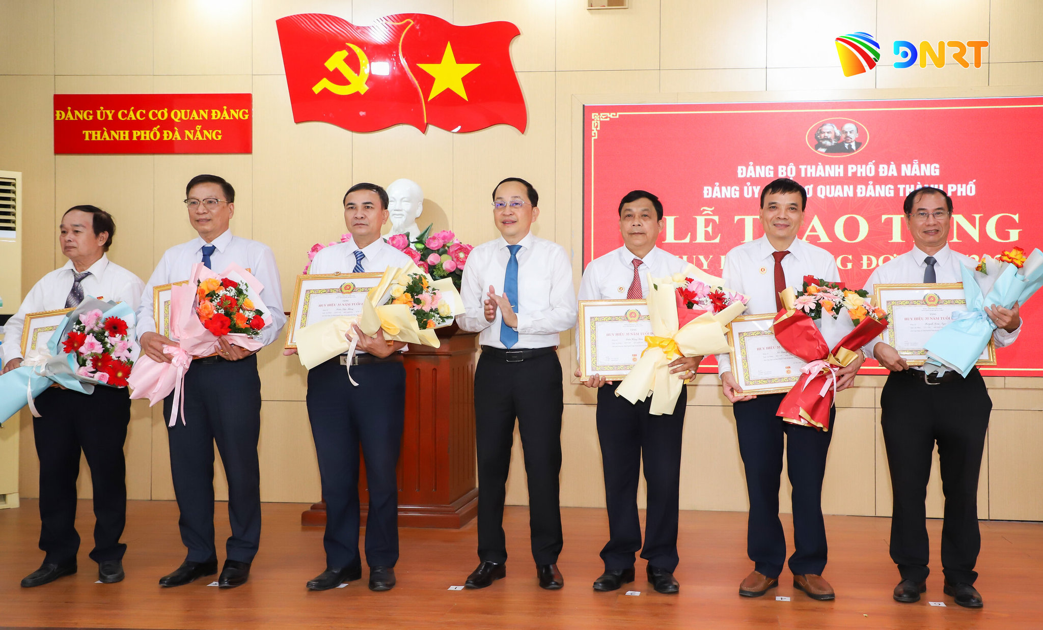 Dang uy cac co quan Dang trao huy hieu Dang 2 9 2026 4 1787884933