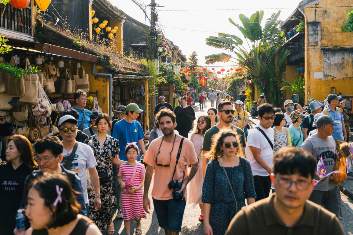 Du khach tham quan pho co Hoi An 1785810285
