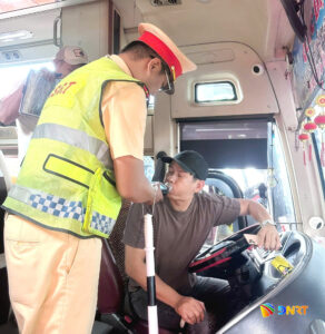 Kiem tra nong do con xe khach