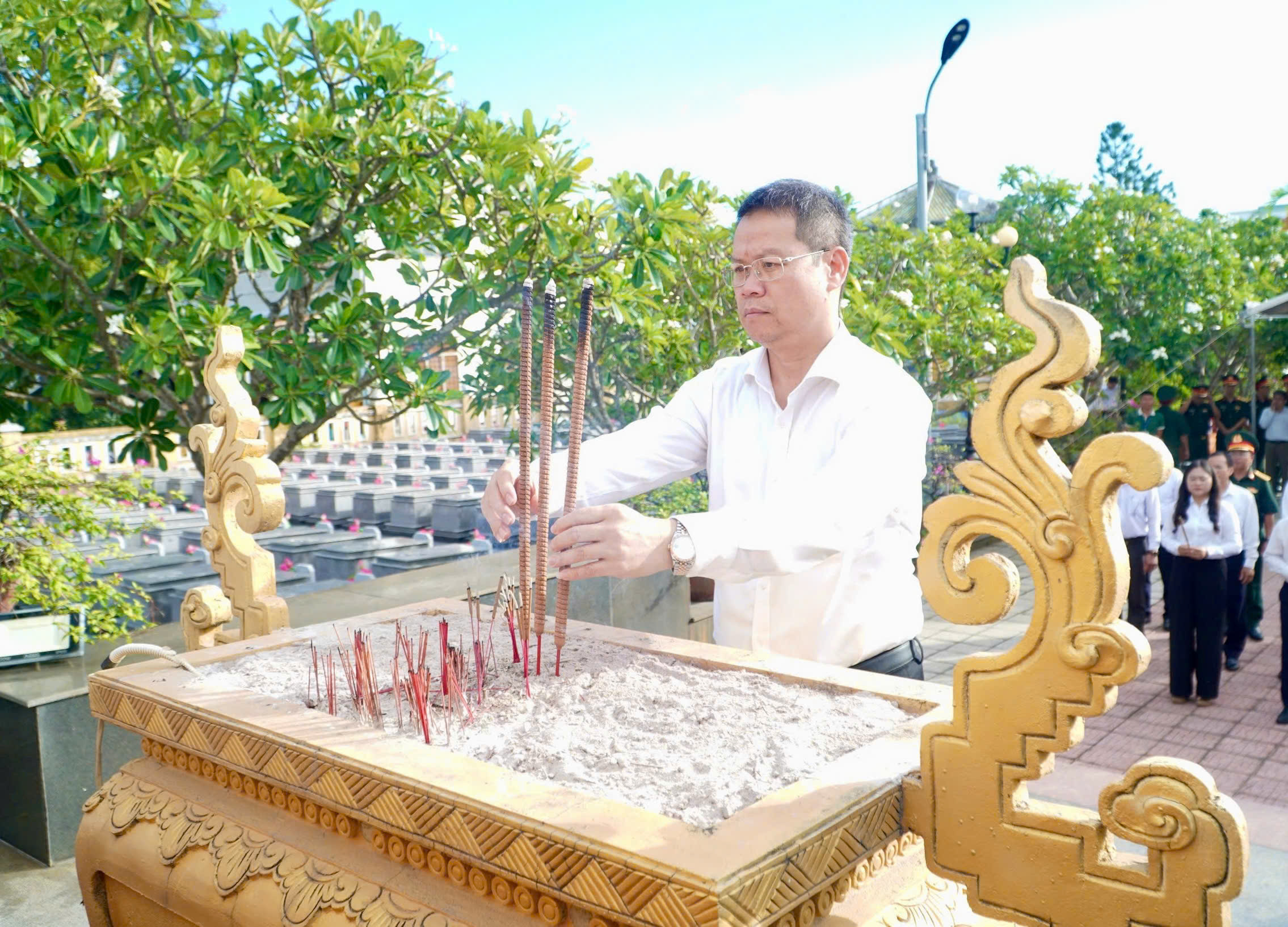 Tham luc luong quy tap hai cot liet si 1786592519