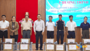 Thang Dien ban giao thiet bi cong nghe thong tin cho 11 thon