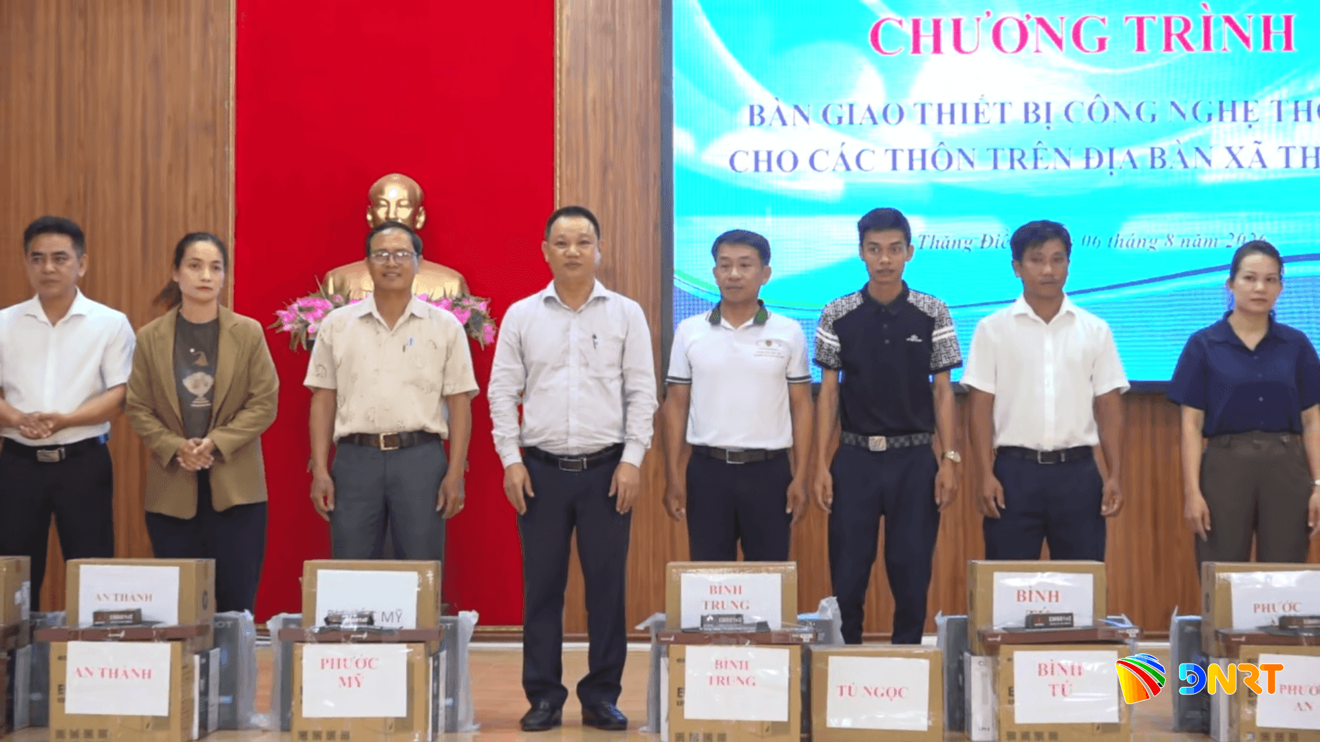 Thang Dien ban giao thiet bi cong nghe thong tin cho 11 thon 1786068013