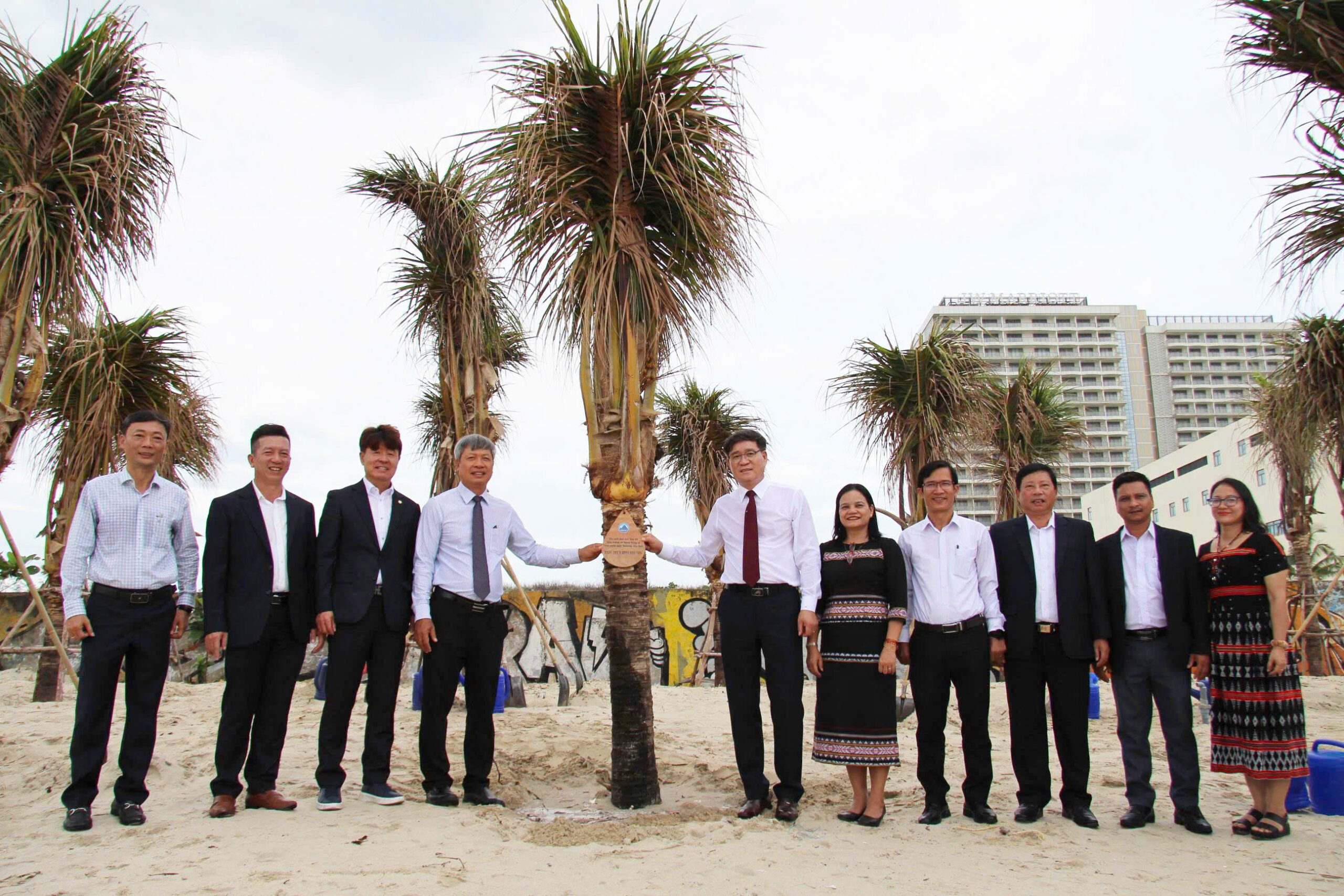 Tiep nhan 20 cay dua do quan Hamyang trao tang 2 1785897857 scaled