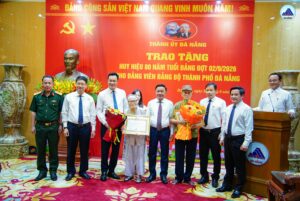 Trao huy hieu Dang 2-9-2026