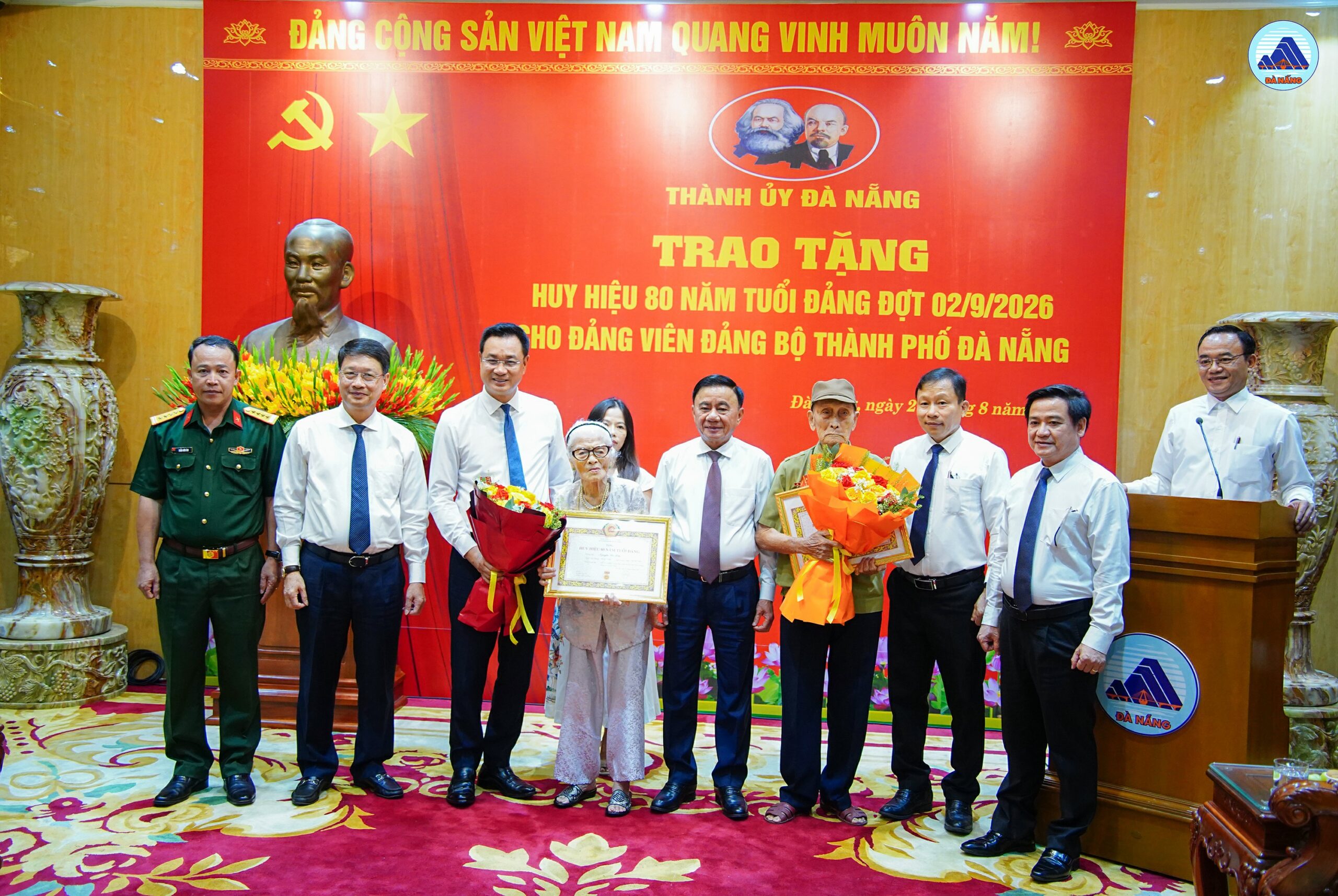 Trao huy hieu Dang 2 9 2026 1787885178 scaled