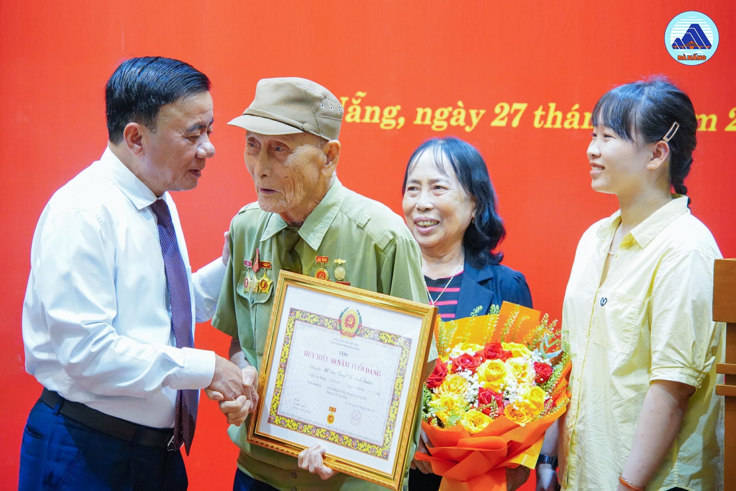 Trao huy hieu Dang 2 9 2026 1 1787885169 scaled