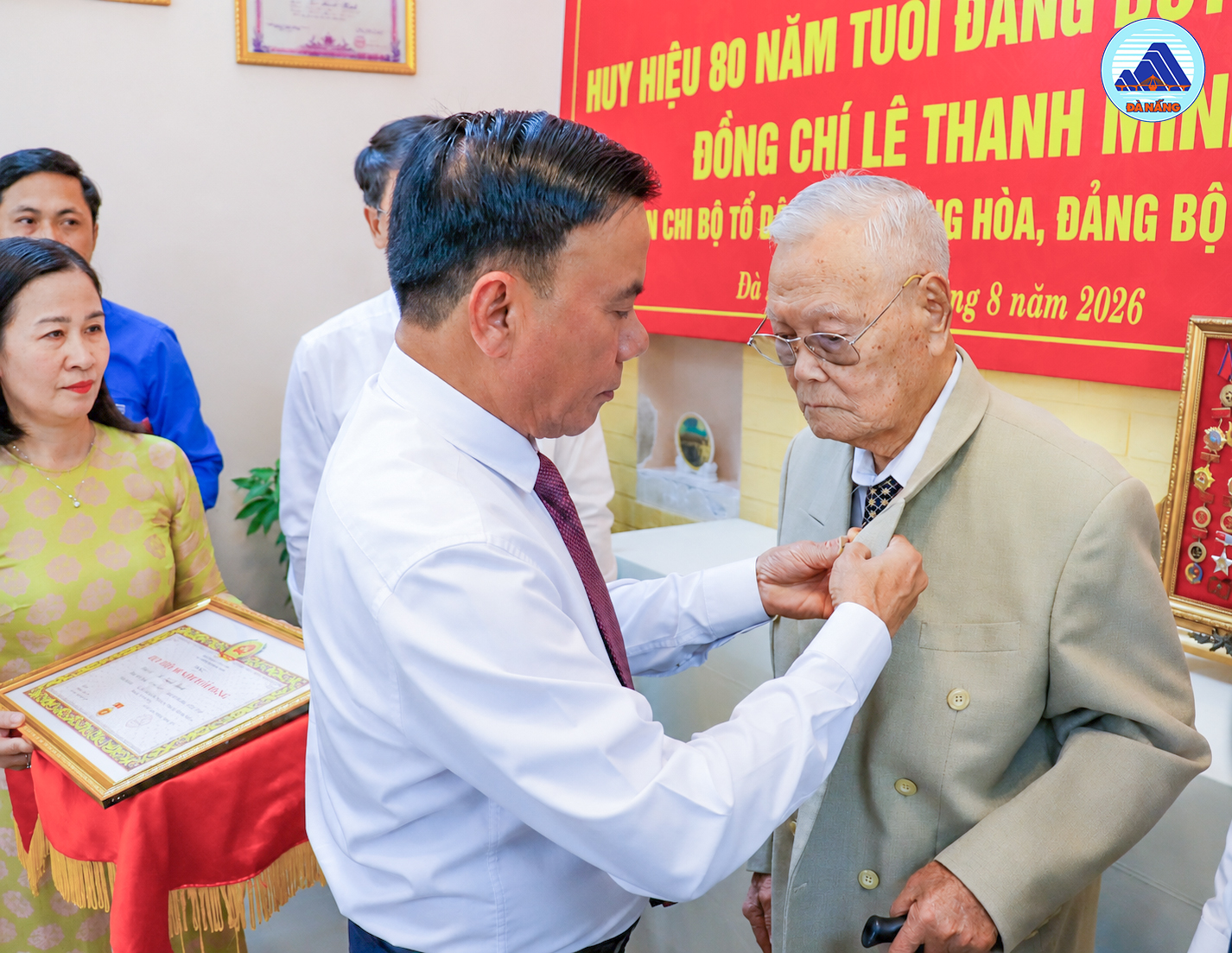 Trao huy hieu Dang 2 9 2026 2 1787885166